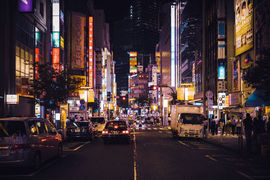 cars on road — La última noche: álbum respaldado, recuerdos a salvo antes del despegue.