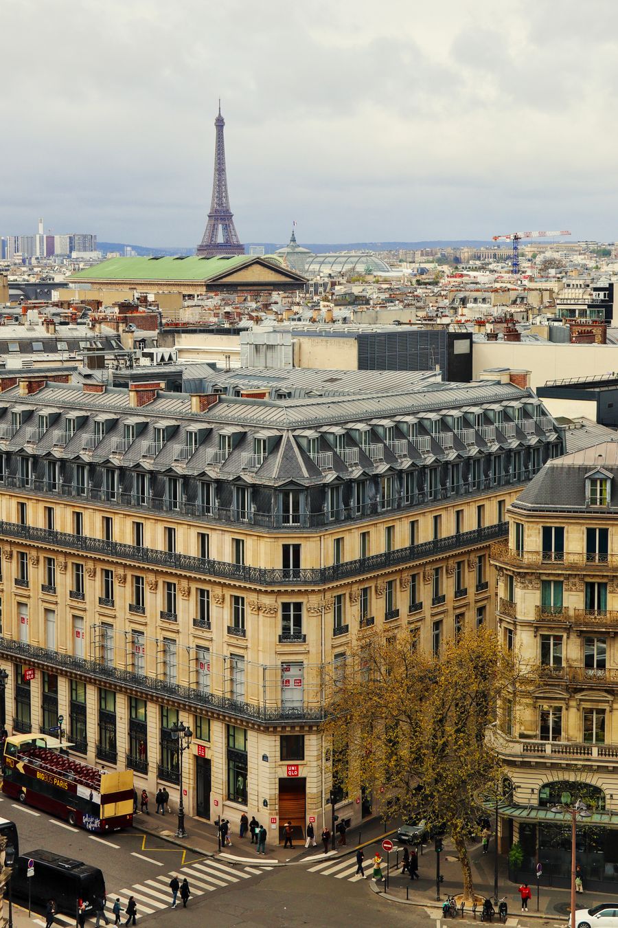 eiffel tower and building — El apretón del mostrador de alquiler: correo de confirmación abierto, foto de licencia lista.