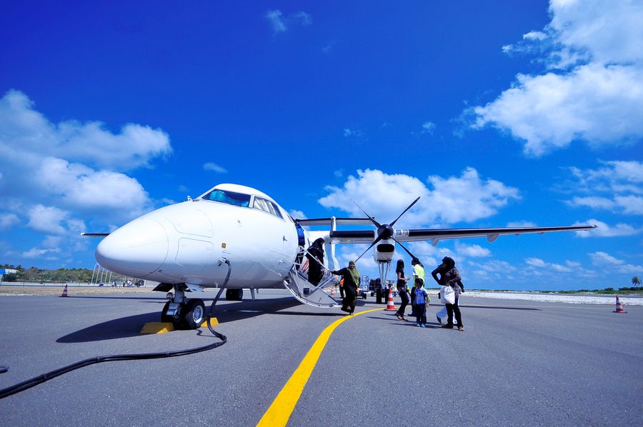 white jet on black tarmac — Plazas de Panama de noche — la eSIM no tiene horario de oficina.