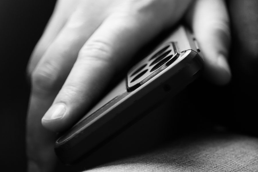 man holding mobile phone in black and white — Developers: Sandbox primero: prueba el aprovisionamiento sin gastar un centavo.
