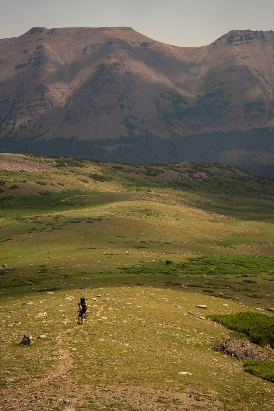 a person riding a bike on a grassy hill — Azoteas de Honduras: videollamadas a casa con el skyline detrás.