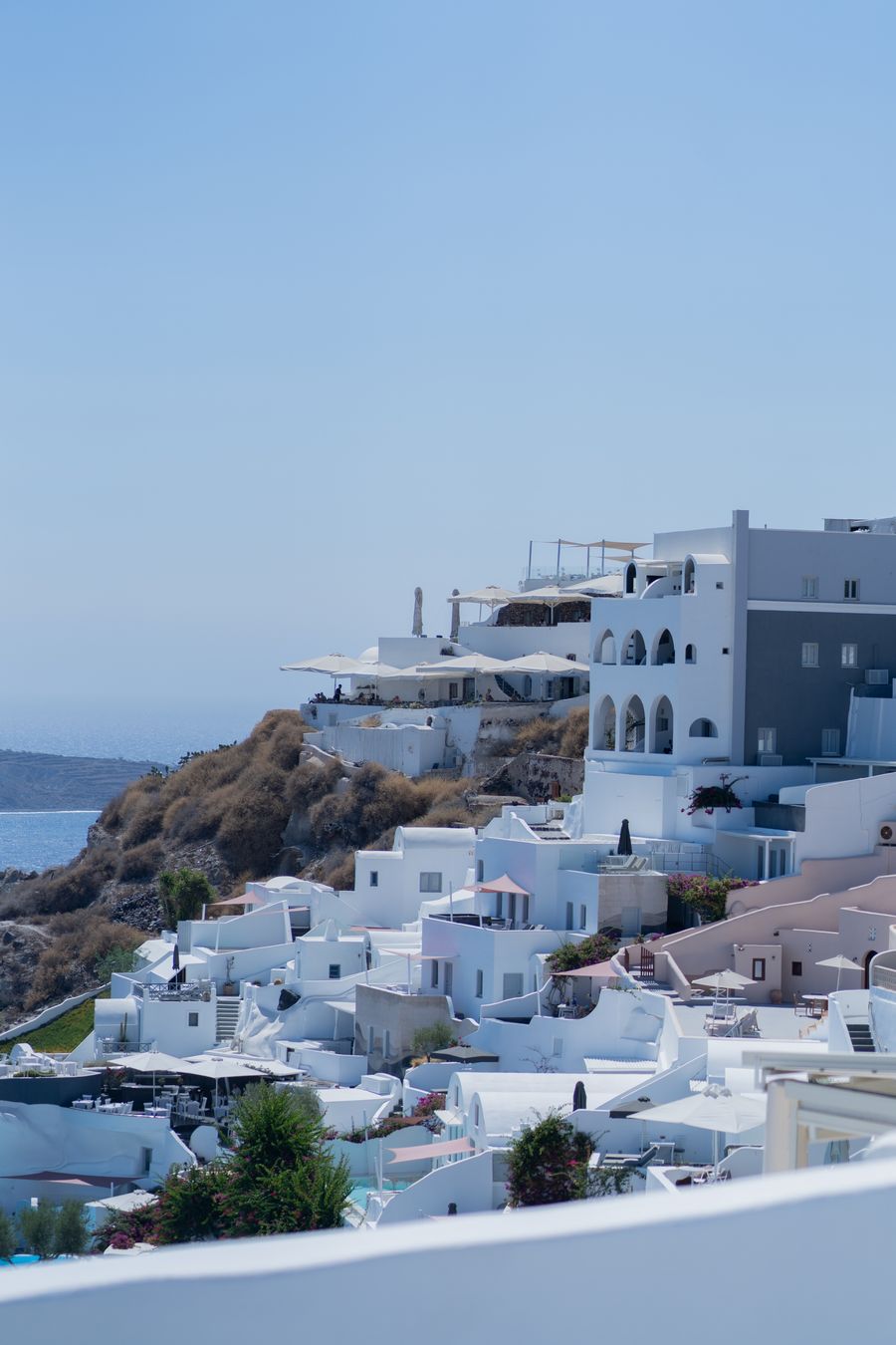 the view from the top of a hill overlooking the ocean — Pregunta por compatibilidad eSIM — el agente verifica el modelo de tu teléfono.