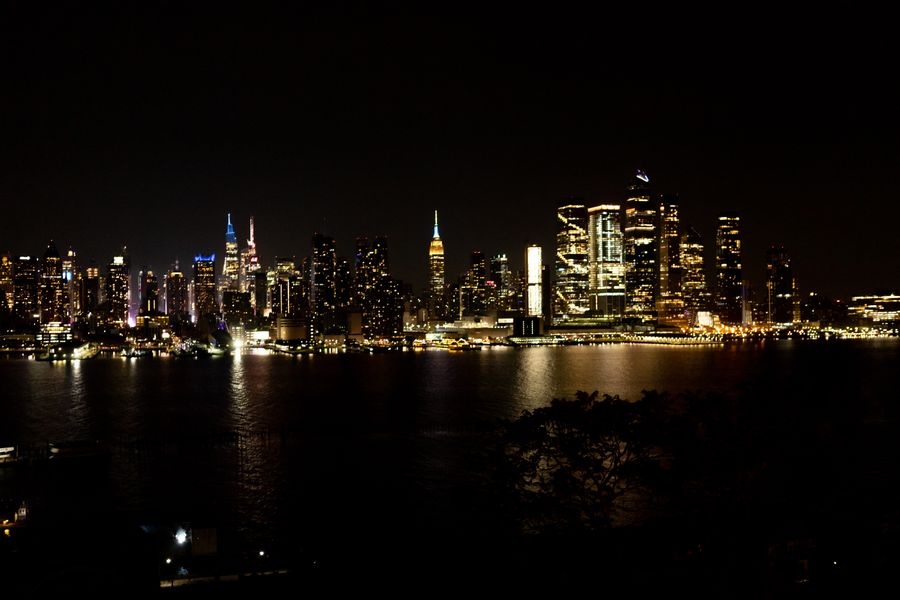 stunning new york city skyline at night — Carreteras costeras más allá de Equatorial Guinea: el mapa sigue tu ritmo donde sea.
