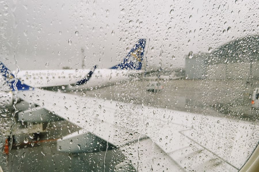 rainy airport view from airplane window — Junto al lago en El Salvador: lugares para nadar revisados, picnic pedido por adelantado.