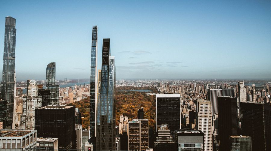 aerial view of new york city s skyline — Changelog: Viajes reales, conectividad real — para esto existe el producto.