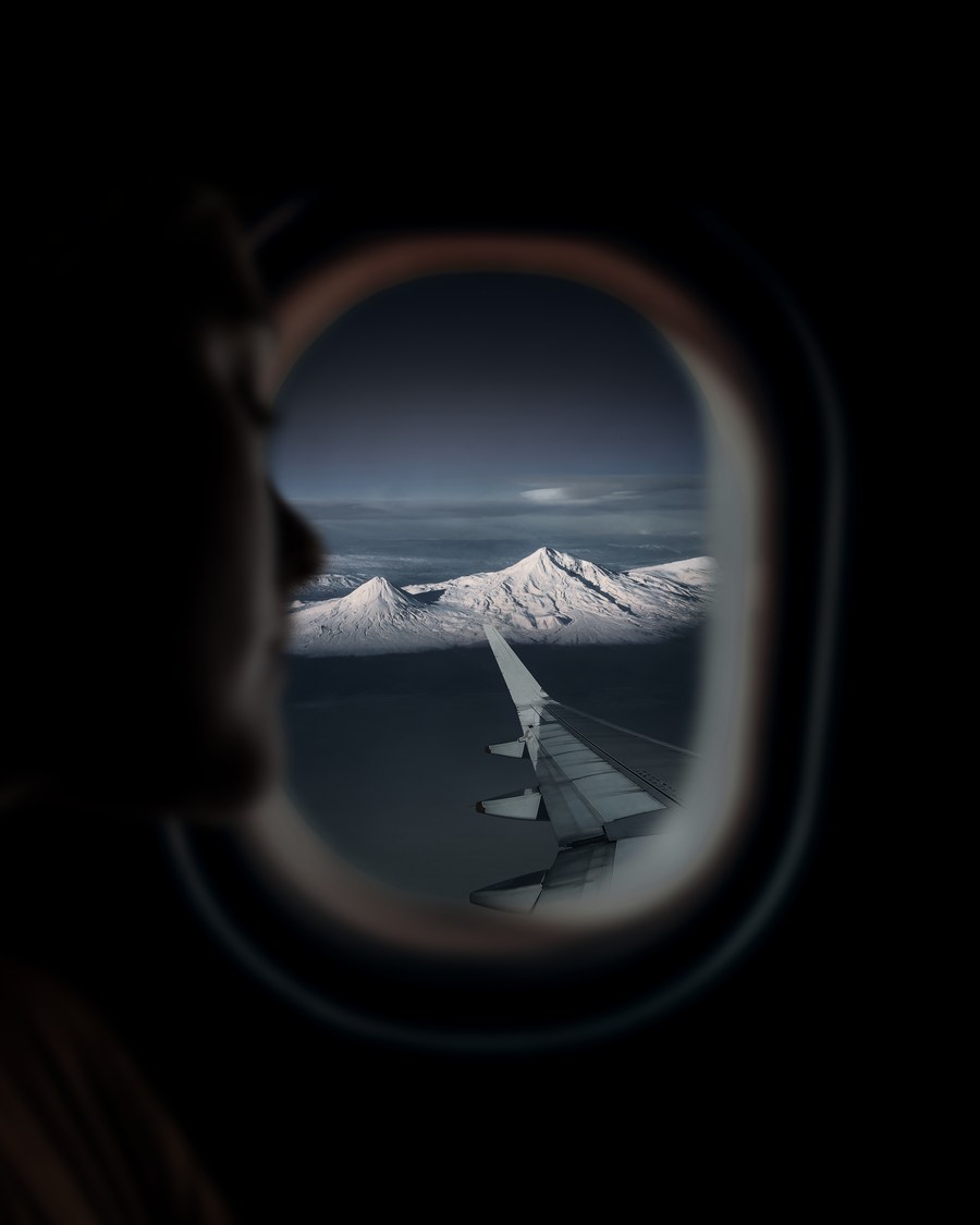 snowy mountains view from airplane window — De estación en estación en Venezuela: todo pasa por el teléfono.