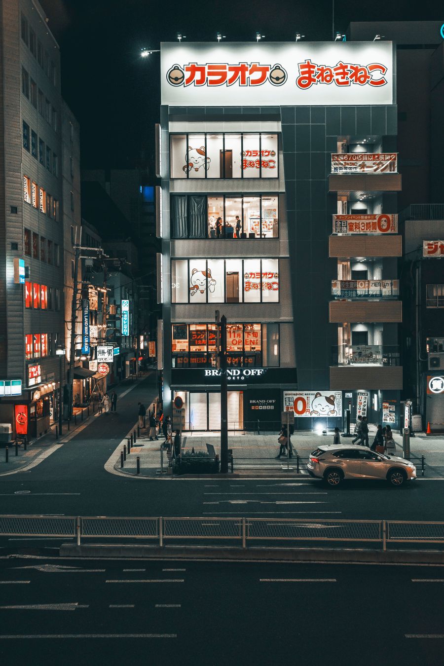 nighttime urban scene of japanese street and karaoke — El tour gastronómico de Bolivia: cada recomendación verificada al momento.