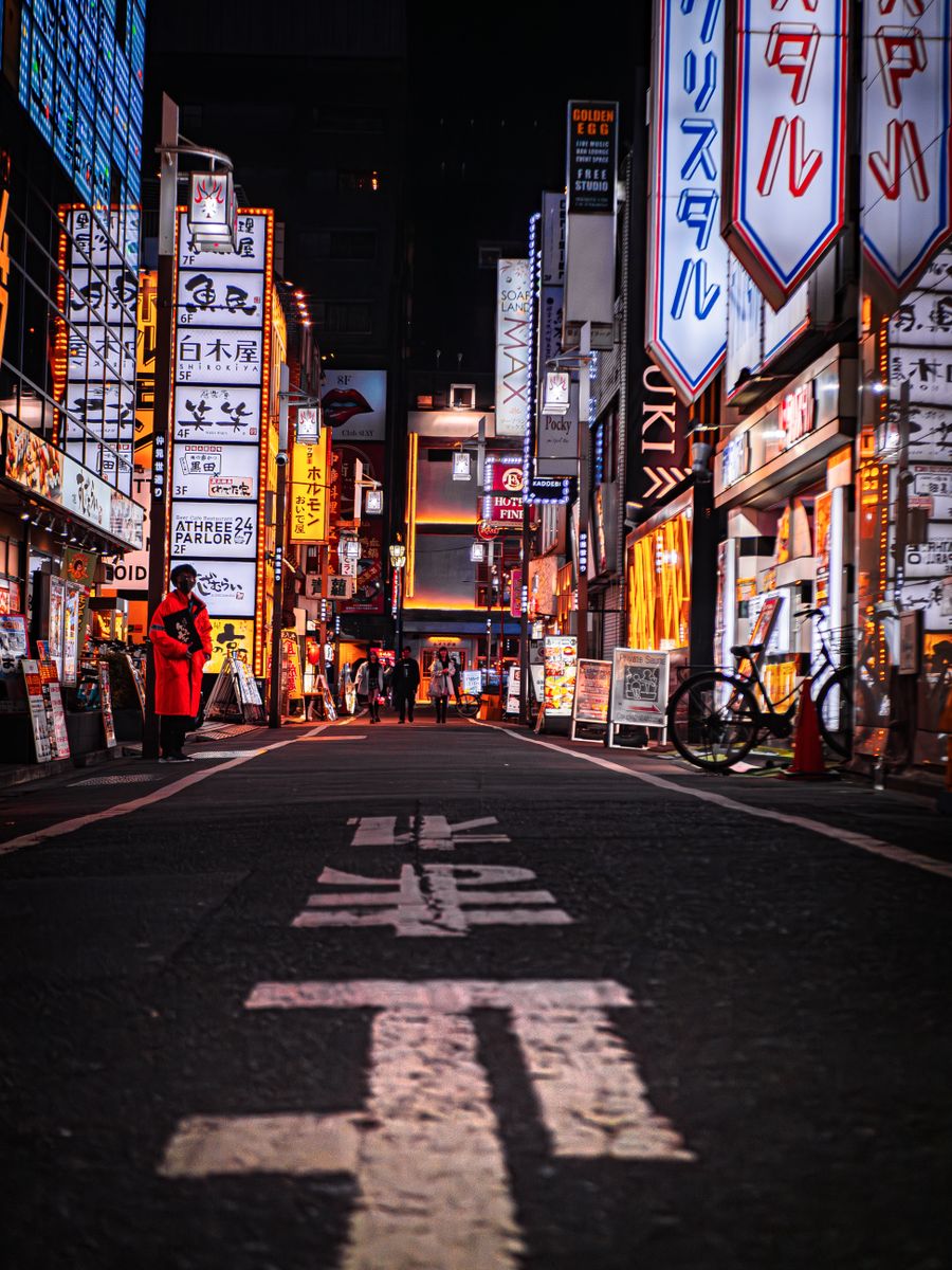 vibrant tokyo night street with neon signs — Plan B para días de lluvia: atracciones techadas investigadas desde el hostal.