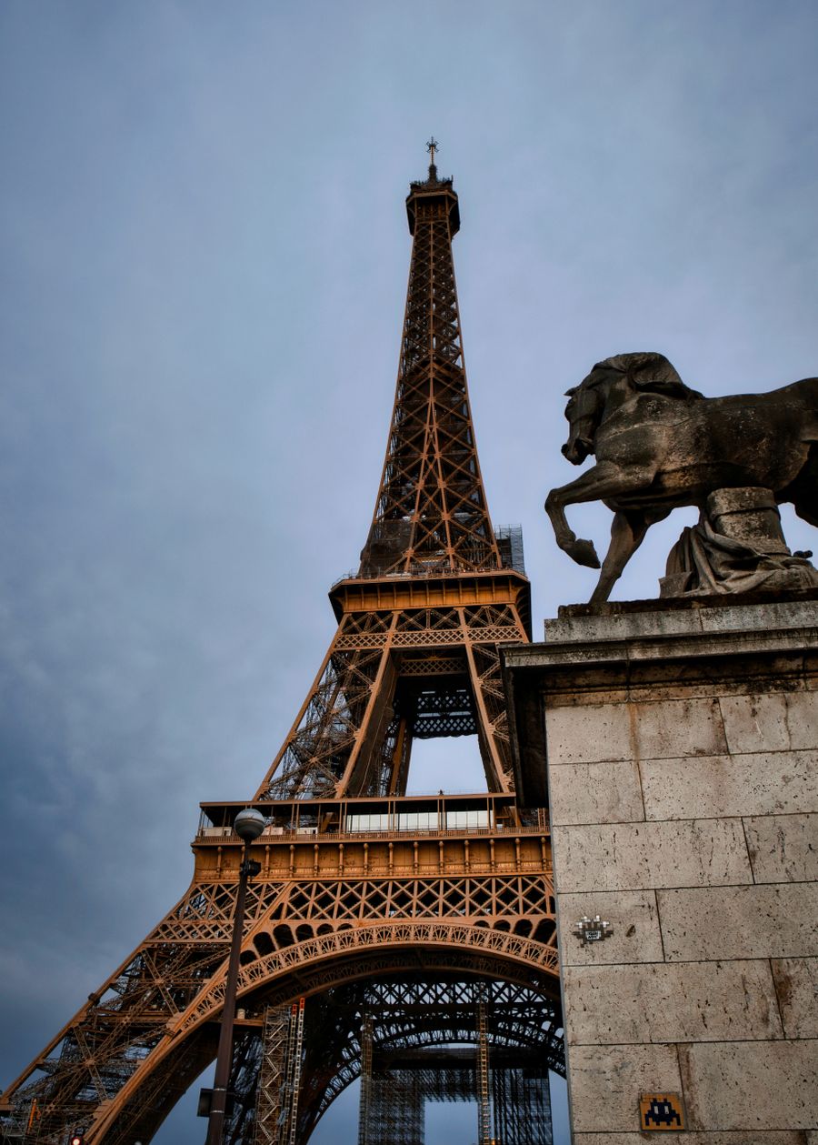 eiffel tower and statue in paris at dusk — Sin tickets, sin música de espera — la cola siempre está vacía.