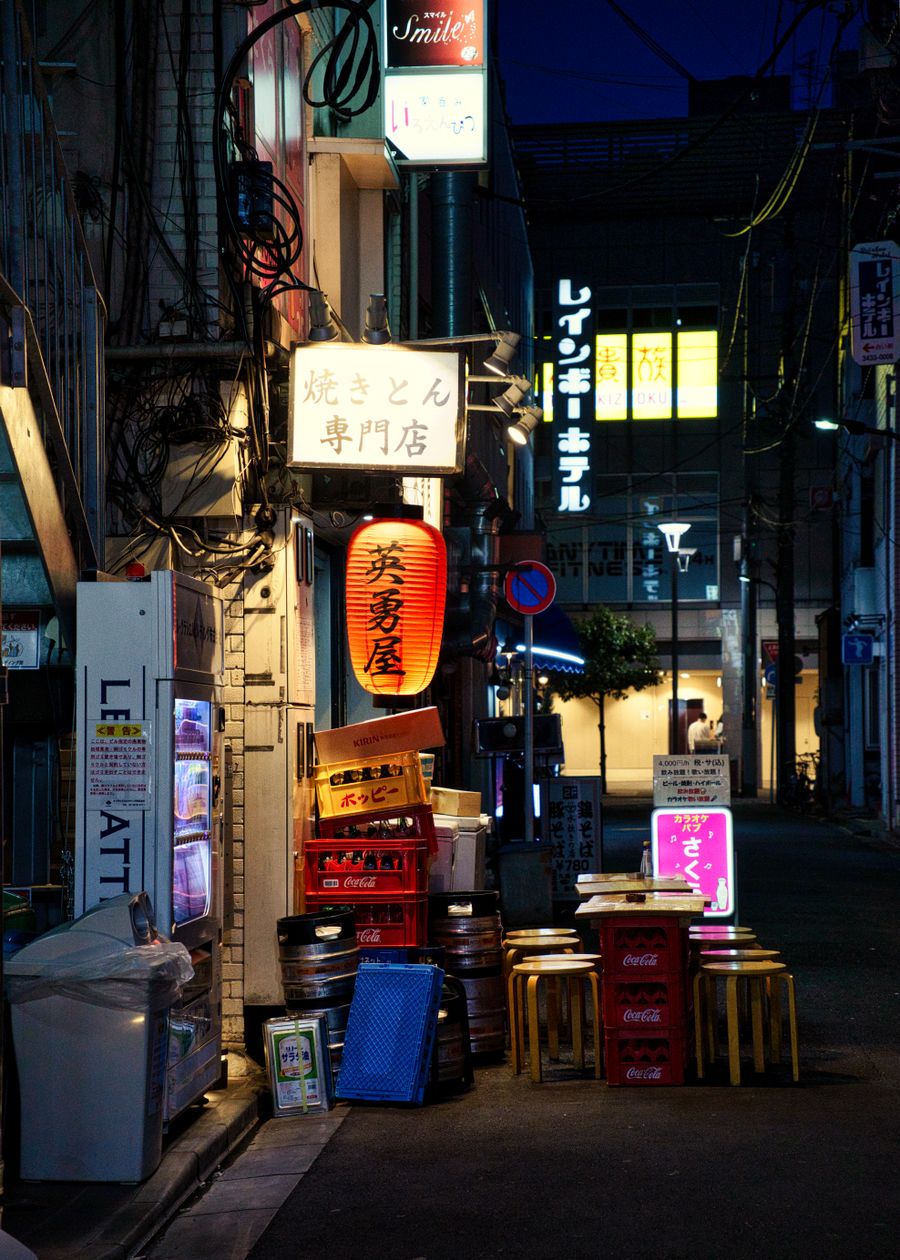 vibrant tokyo alley at night — Tardes de museo en the Dominican Republic: audioguías en streaming, sin buffering.