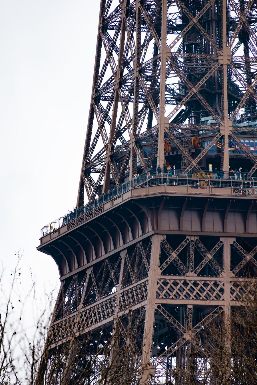 close up view of the eiffel tower in paris — Docs: El viaje conectado: mapas, mensajes y traducción, todo en una eSIM.