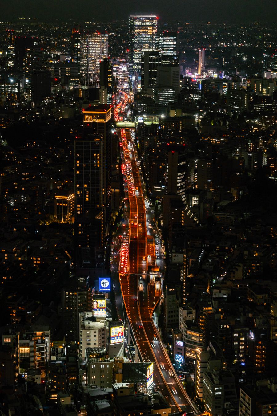 tokyo night cityscape with busy traffic — Hora dorada, totalmente en línea — las copias de fotos suben antes de la cena.