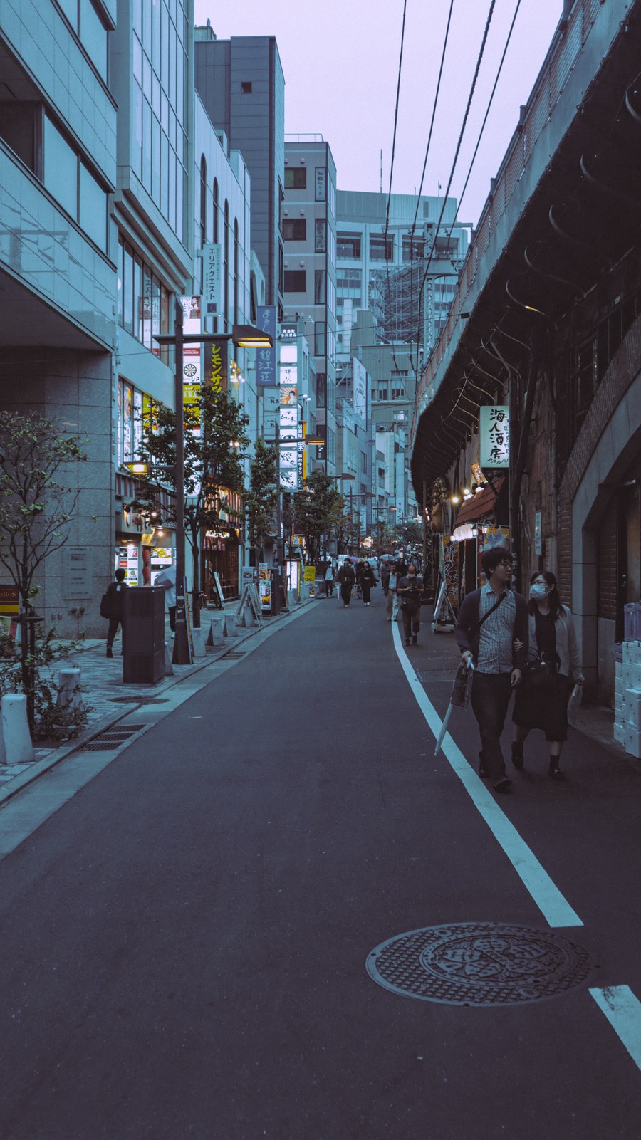 night street scene in tokyo s urban landscape — Amanecer sobre El Salvador: clima revisado, botas puestas, datos activados.