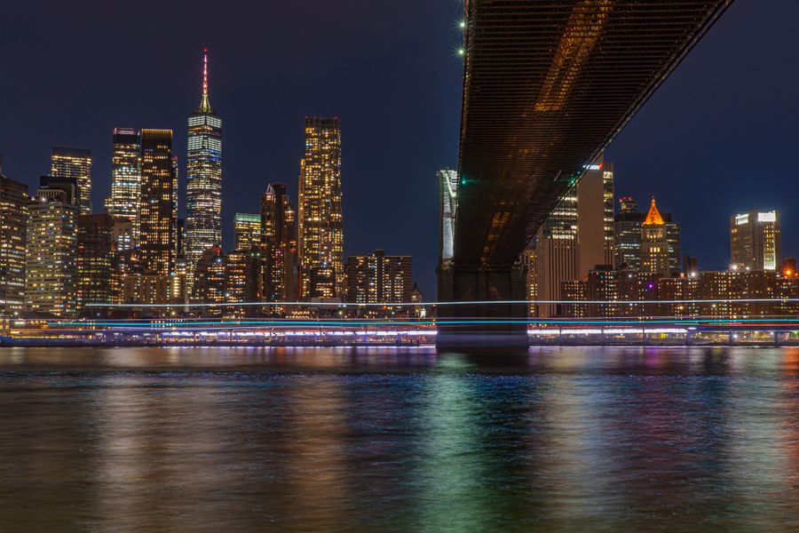 stunning new york city night skyline with bridge — Docs: El apretón del mostrador de alquiler: correo de confirmación abierto, foto de licencia lista.