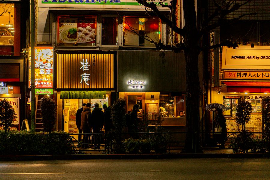 night scene of ramen shops in tokyo — De andén en andén: boletos, horarios y taxis en una mano.