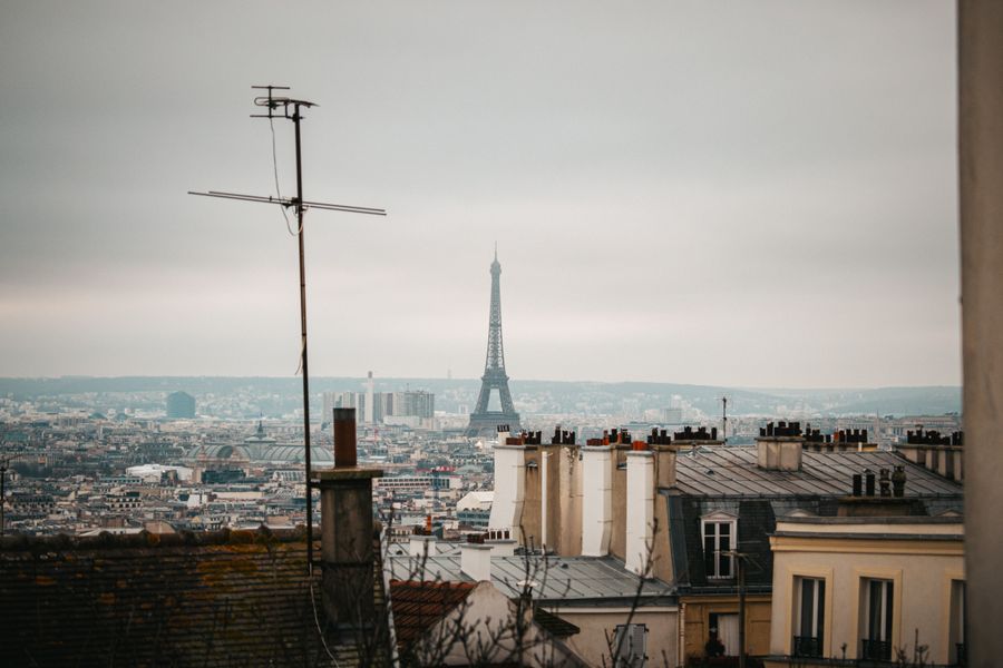 scenic winter view of paris with eiffel tower — Tardes de museo con audioguías en streaming, sin buffering.