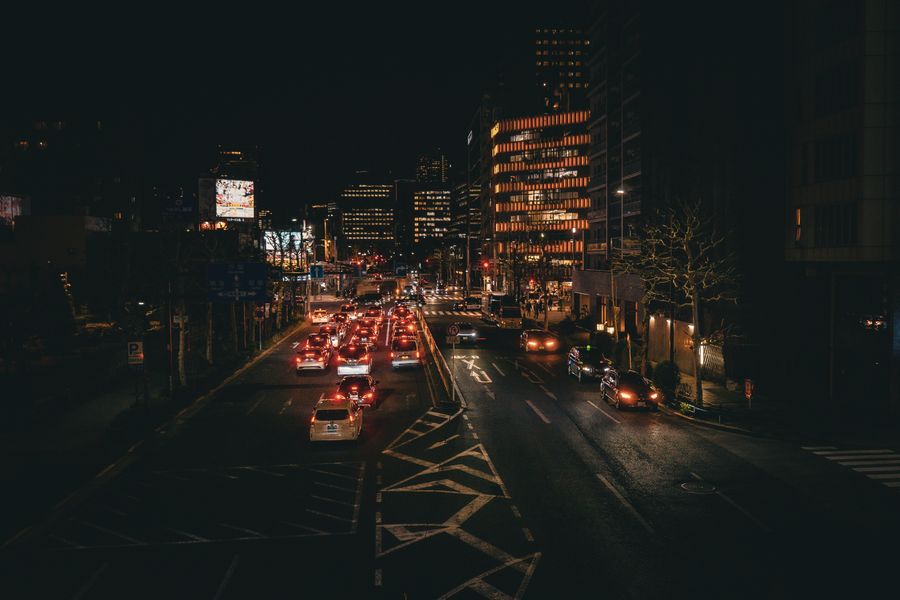 nighttime cityscape of tokyo streets — Amanecer sobre Peru: clima revisado, botas puestas, datos activados.