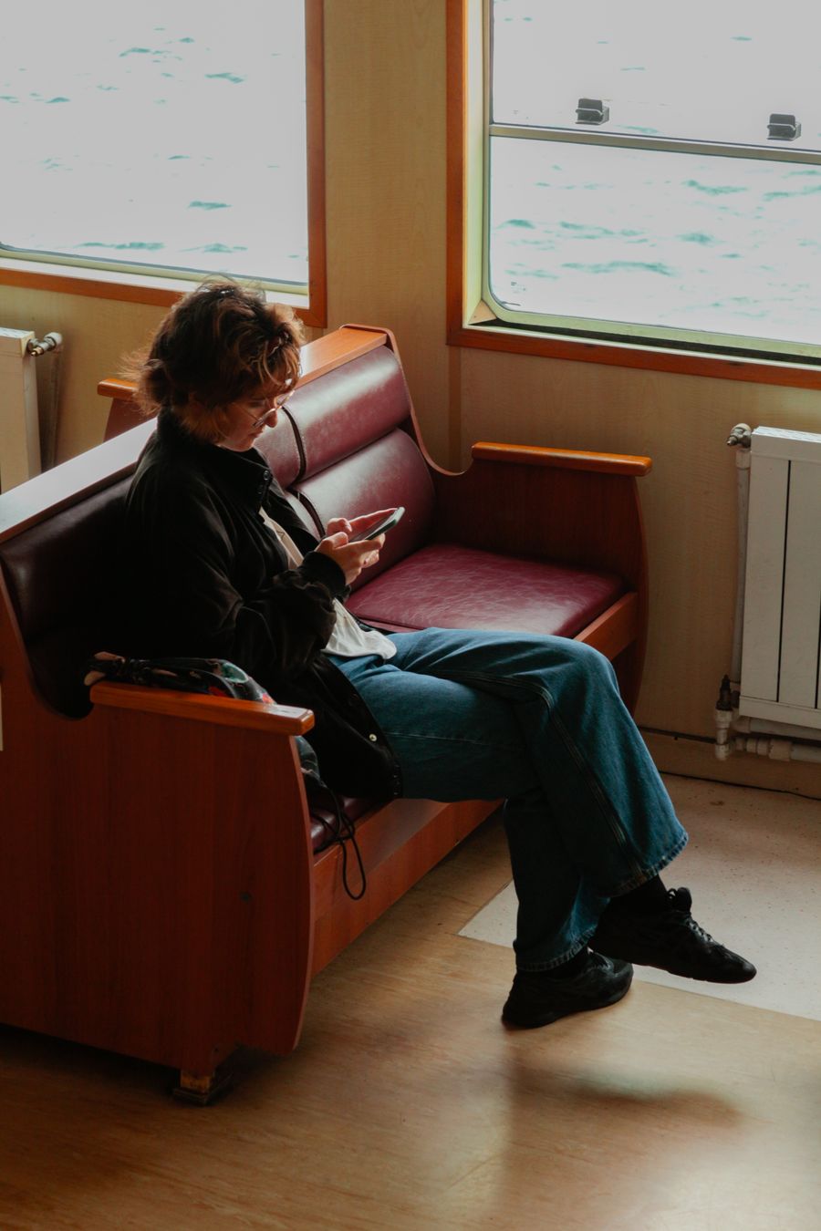 A woman sitting comfortably on a ferry, enjoying a peaceful journey. — Peru, totalmente mapeado — la navegación funciona en cuanto sales.