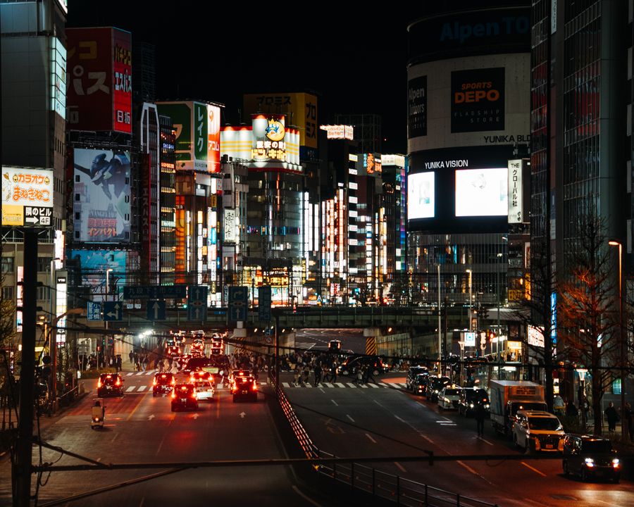 vibrant night cityscape of shinjuku tokyo — El skyline de Uruguay al atardecer: videollamada a casa con toda la ciudad detrás.