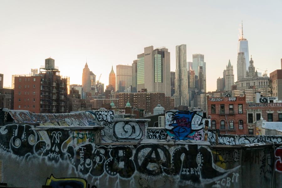 graffiti laden rooftop overlooking new york skyline — De estación en estación en Argentina: todo pasa por el teléfono.