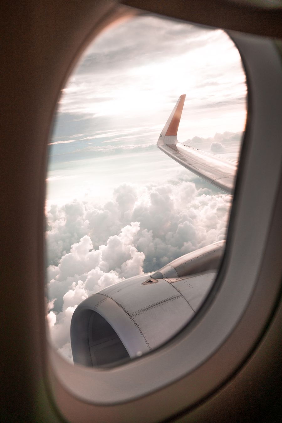 selective focus photo of airplane window — Plazas de Guatemala de noche — la eSIM no tiene horario de oficina.