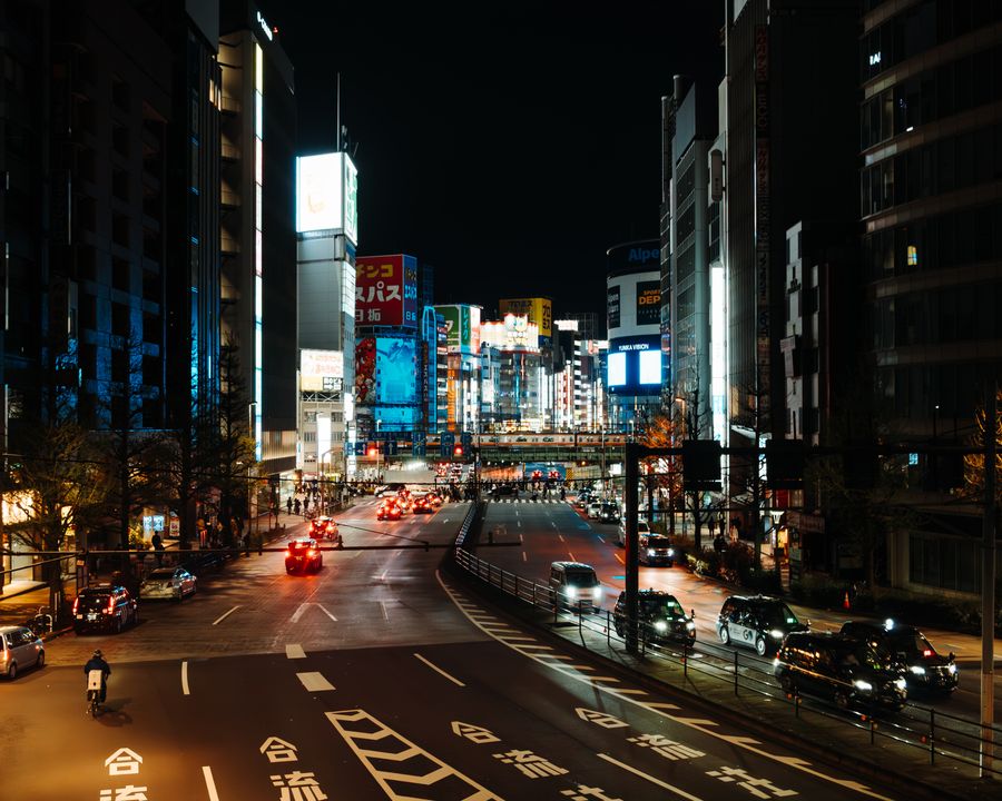 vibrant night scene of tokyo s neon lit streets — La escala en Paraguay: trabajar, streaming y mensajes, todo cubierto.