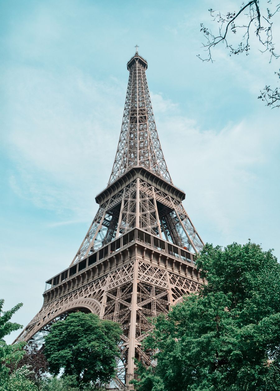 stunning eiffel tower amid lush greenery — Tiempo de isla, tiempo en línea: ferris, playas y señal completa.