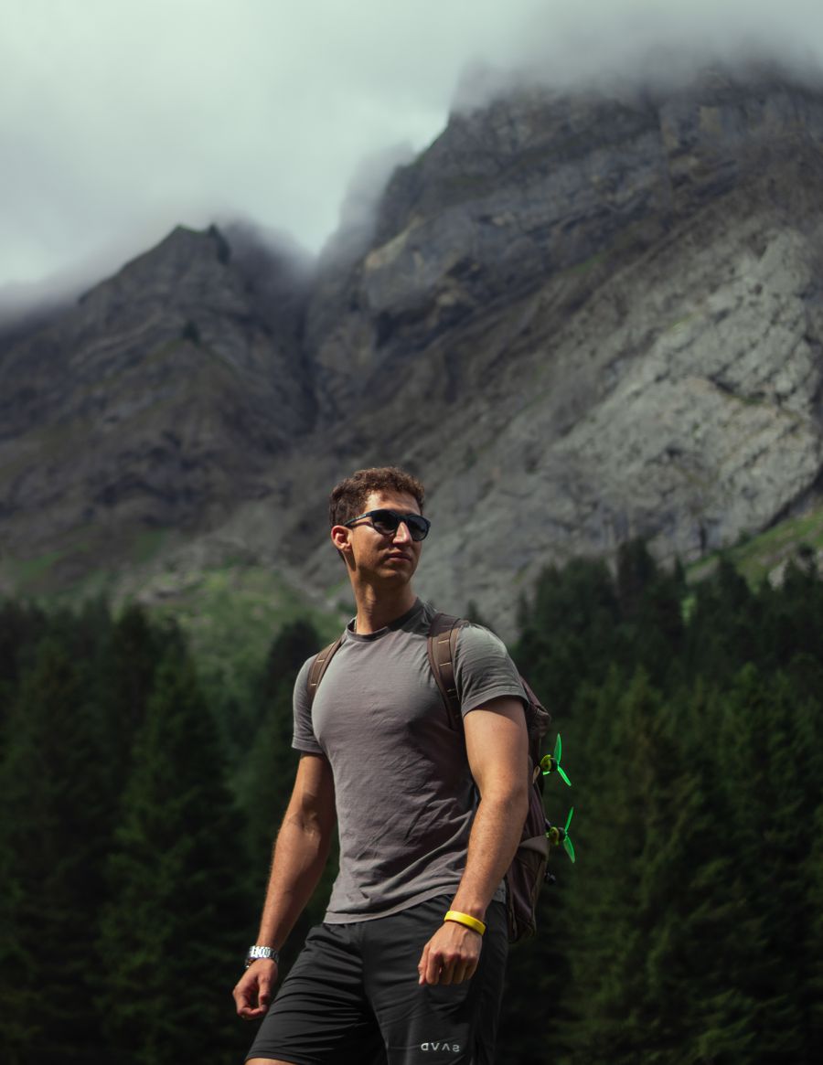 adventurous hiker exploring misty mountain trail — La cola de SIM de Cuba, saltada por completo: instalada antes de que abrieran las puertas del avión.