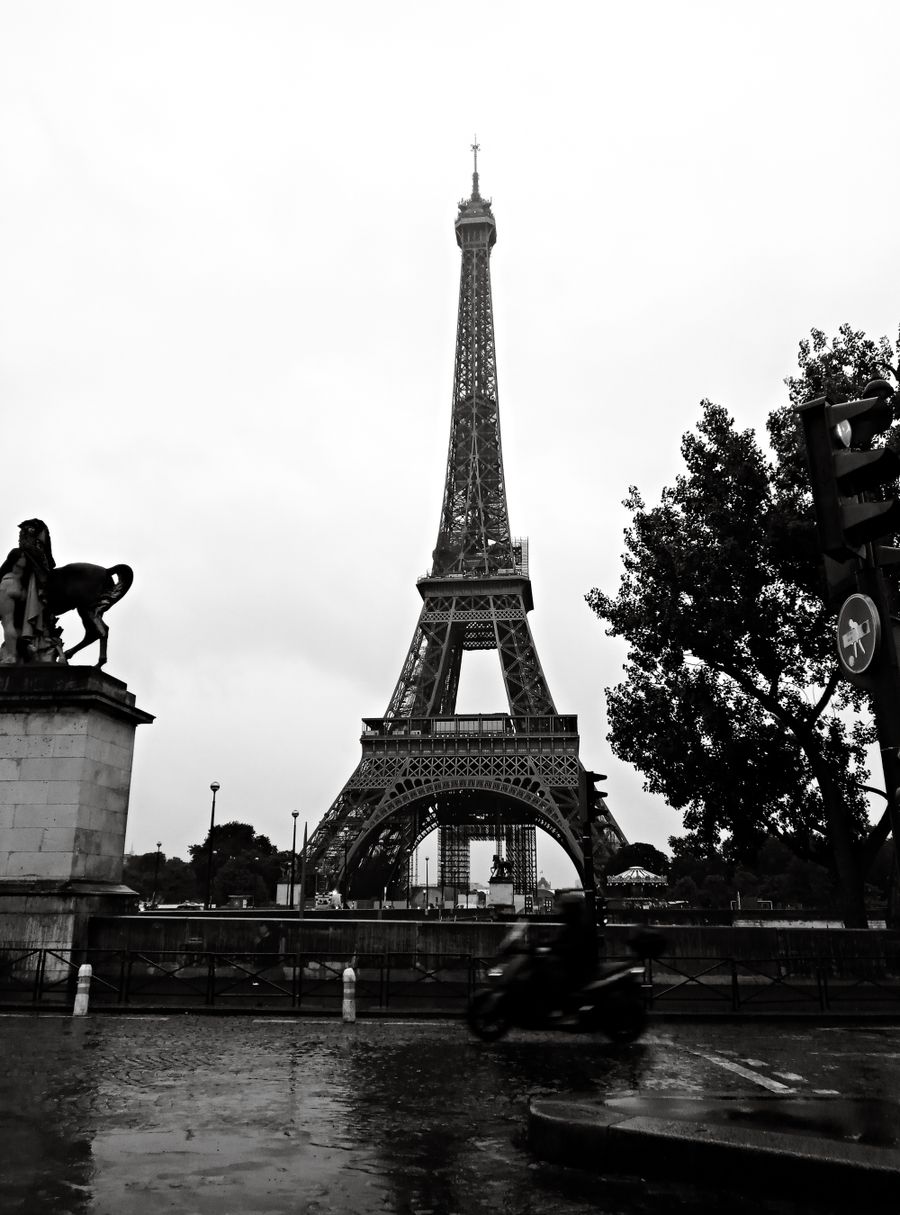moody eiffel tower view on a rainy day — Tu WhatsApp conserva tu número actual en la línea de datos.