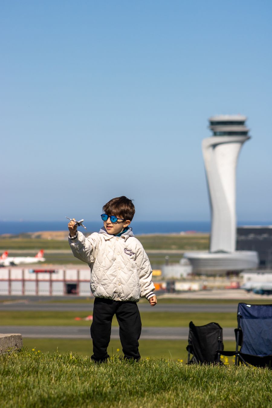 child playing near istanbul control tower — El skyline de Nicaragua al atardecer: videollamada a casa con toda la ciudad detrás.