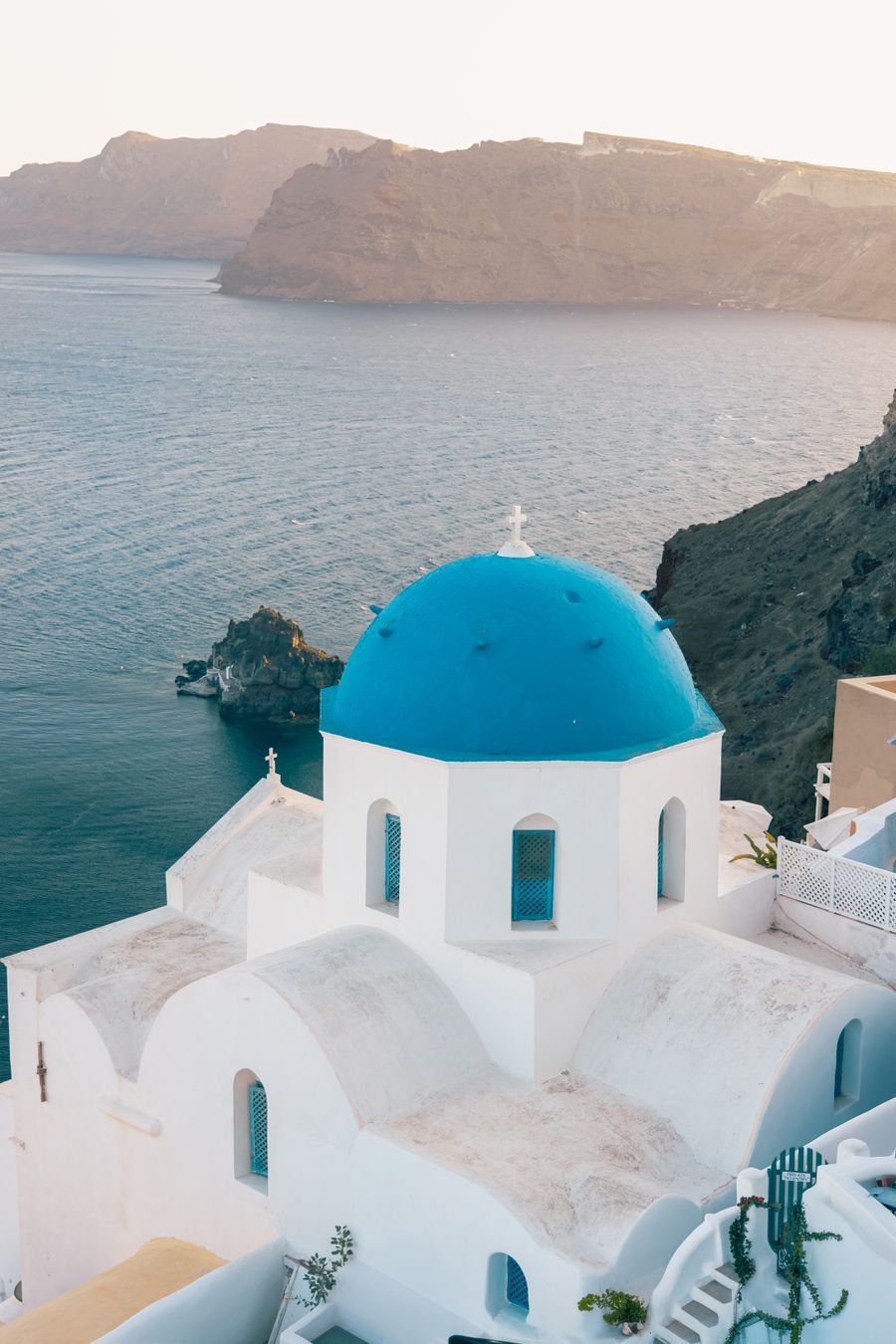 iconic blue dome church overlooking santorini coastline — Conduciendo por Costa Rica: el tráfico en vivo te desvía del atasco.