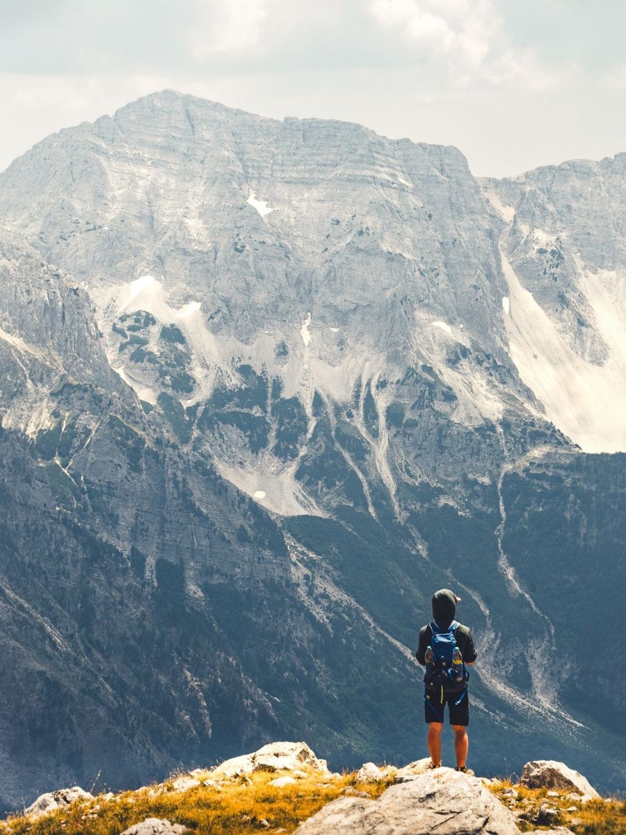 hiker admiring majestic albanian mountains — La bienvenida a casa: eSIM eliminada con un toque, sin contrato que cancelar.
