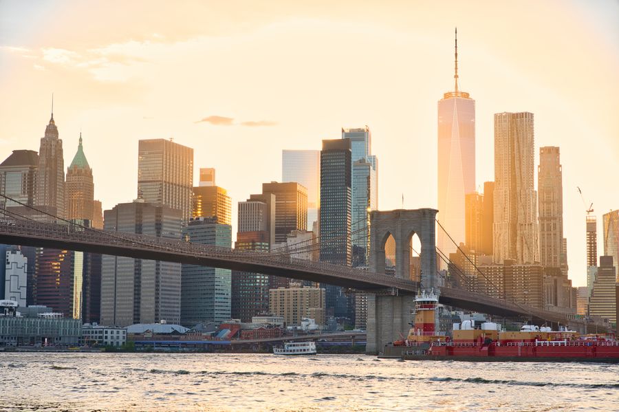 sunset over brooklyn bridge and nyc skyline — El pase de tren de Mexico: horarios en vivo, reservas de asiento en la app.