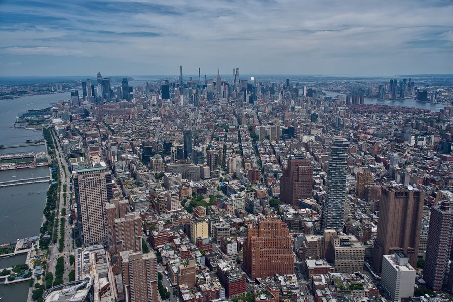 aerial view of manhattan skyline and hudson river — Street-food stalls and mobile pay: dinner ordered without a word of the language.