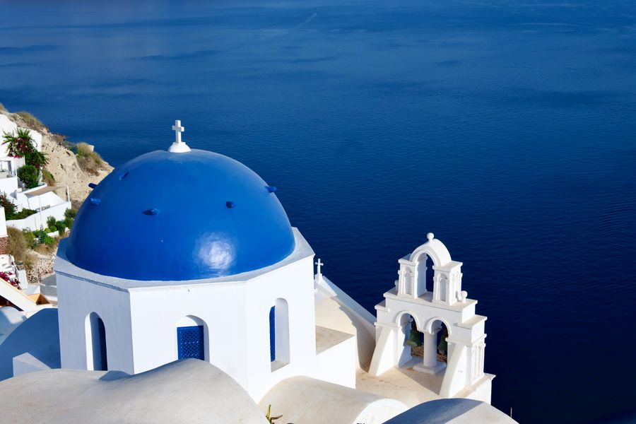 scenic view of santorini s iconic blue domes — El trayecto en Nicaragua: podcasts, mensajes y mapas, sin zonas muertas.