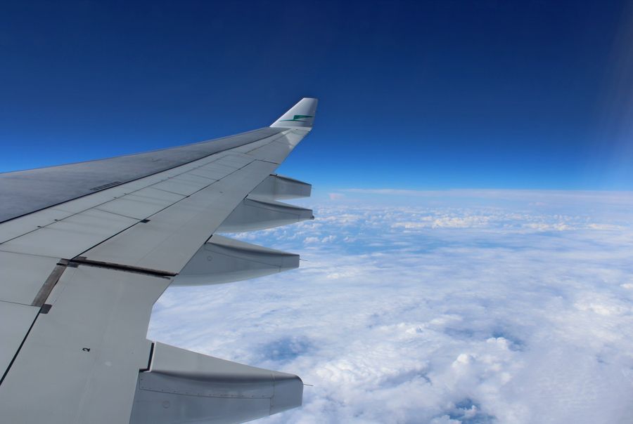 airplane wing above the clouds — El metro de Costa Rica: entra con un toque del teléfono, sin cola en la máquina.
