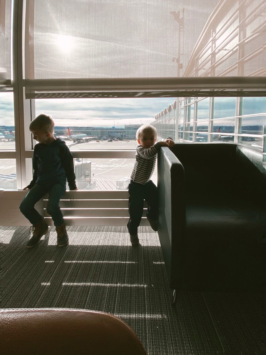 children playing near glass panel — Developers: La bienvenida a casa: eSIM eliminada con un toque, sin contrato que cancelar.