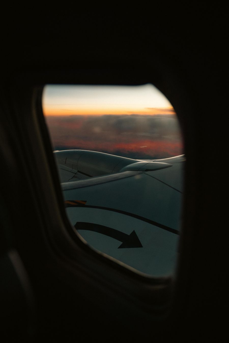 view from airplane window at sunset — Oficinas-café en Venezuela: zona wifi estable, sin ruleta de wifi de hotel.