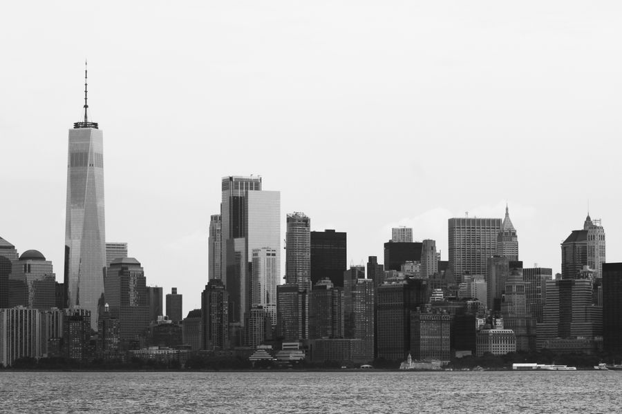 black and white new york city skyline — Caza de souvenirs en El Salvador con conversión de moneda en vivo en el bolsillo.