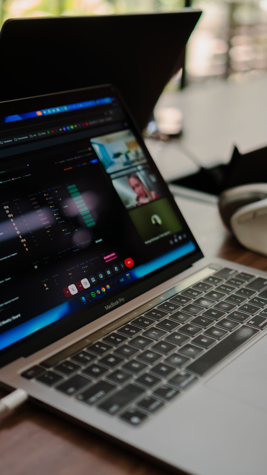 open laptop displaying video conference call — Developers: Las caminatas al amanecer empiezan con el clima — datos activados, botas puestas.