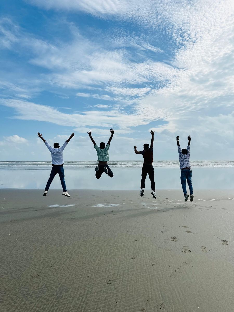 friends jumping together on a beach — Senderismo sobre Uruguay: el pin del inicio compartido con el grupo.