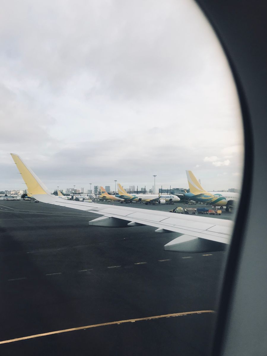view of airplanes parked at manila airport — Docs: Vitrinas del duty-free: precios comparados con casa antes de comprar.