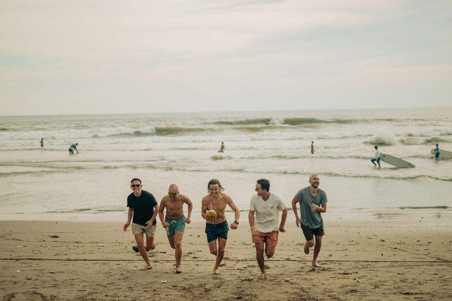 group of friends enjoying a beach day — Conduciendo por Mexico: el tráfico en vivo te desvía del atasco.