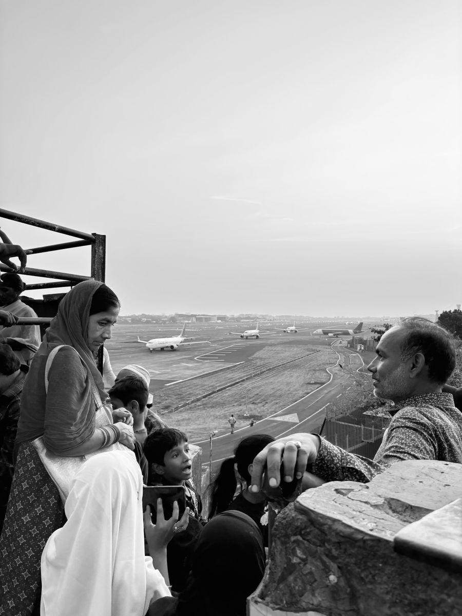 candid moment at mumbai airport viewing area — Vistas del puerto con señal completa: cobertura donde los viajeros realmente van.