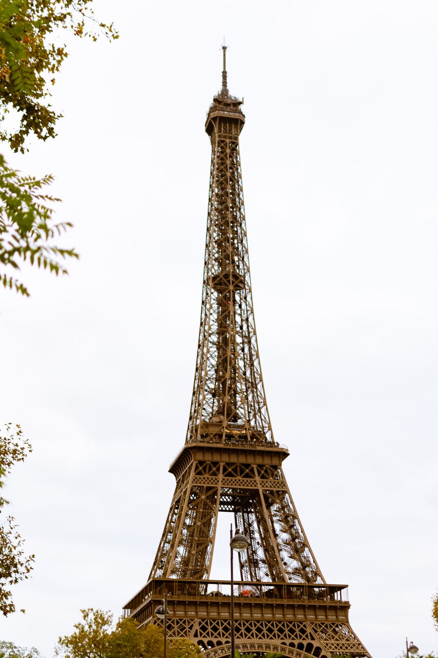 majestic view of the iconic eiffel tower in paris — Docs: El chat grupal sigue vivo en cada frontera que cruzas.