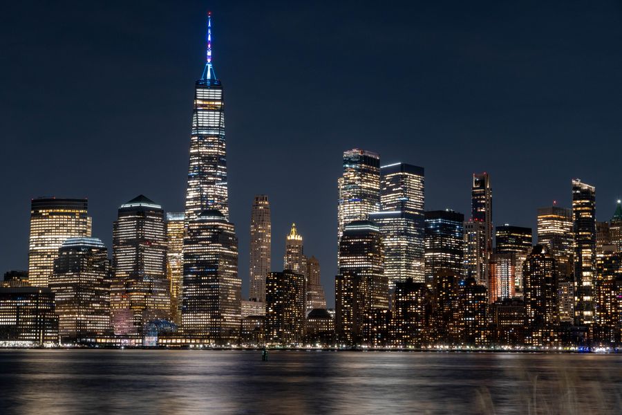stunning nighttime view of new york city skyline — Support: Coworking en el extranjero: portátil conectado, llamadas nítidas, plazos cumplidos.