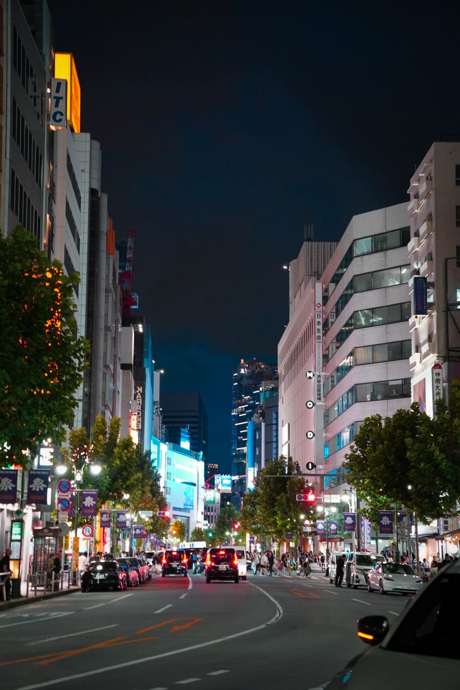 vibrant nightlife in tokyo s bustling streets — Luz del puerto en El Salvador: copias de fotos subiéndose antes de sentarte.