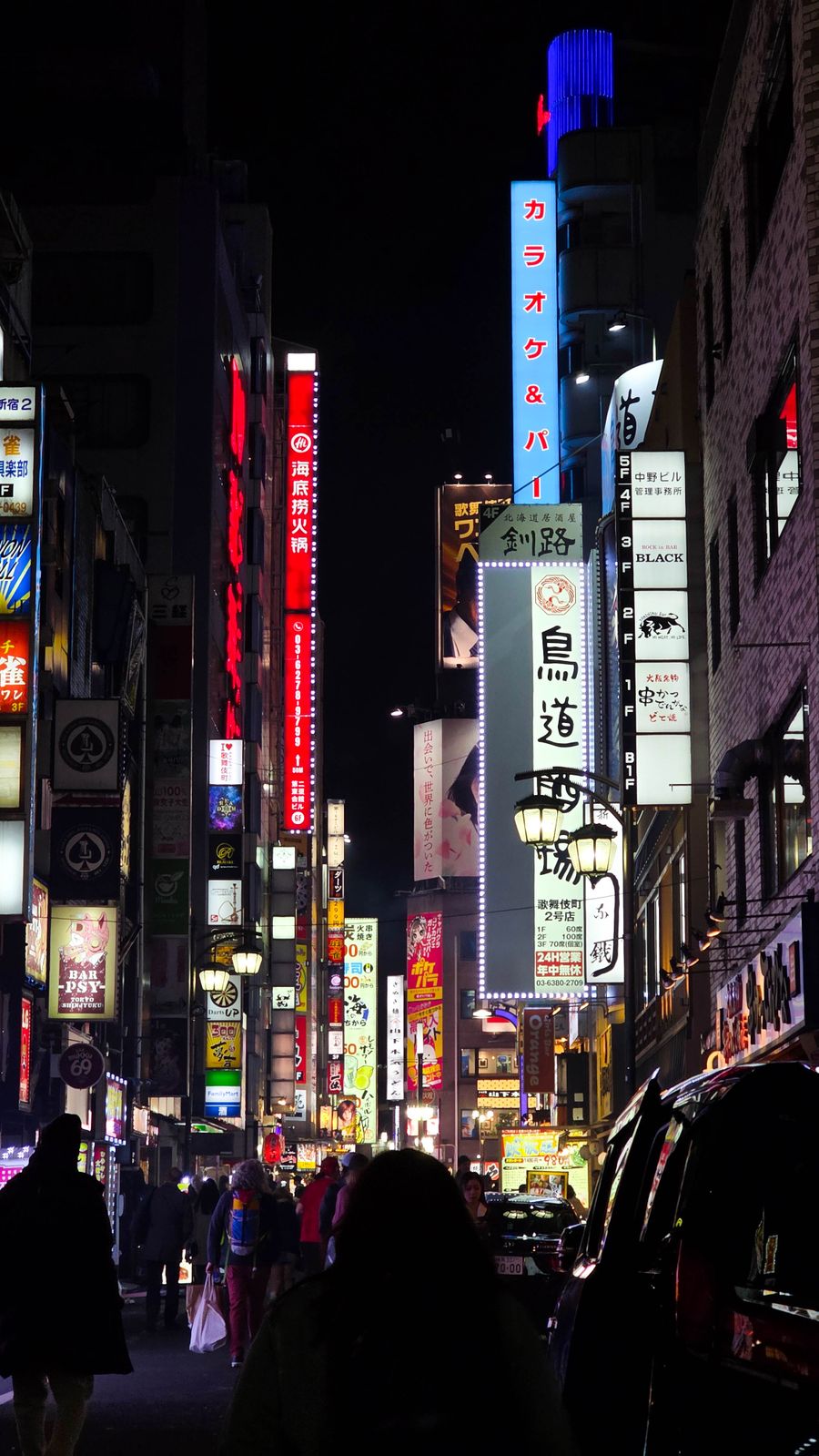 vibrant nightlife in tokyo s bustling streets — El skyline de Venezuela al atardecer: videollamada a casa con toda la ciudad detrás.