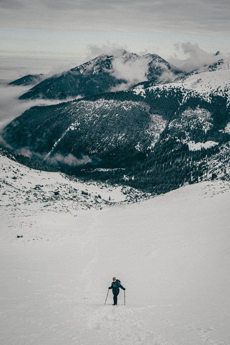 hiker trekking through snowy mountain landscape — Junto al lago en Venezuela: lugares para nadar revisados, picnic pedido por adelantado.