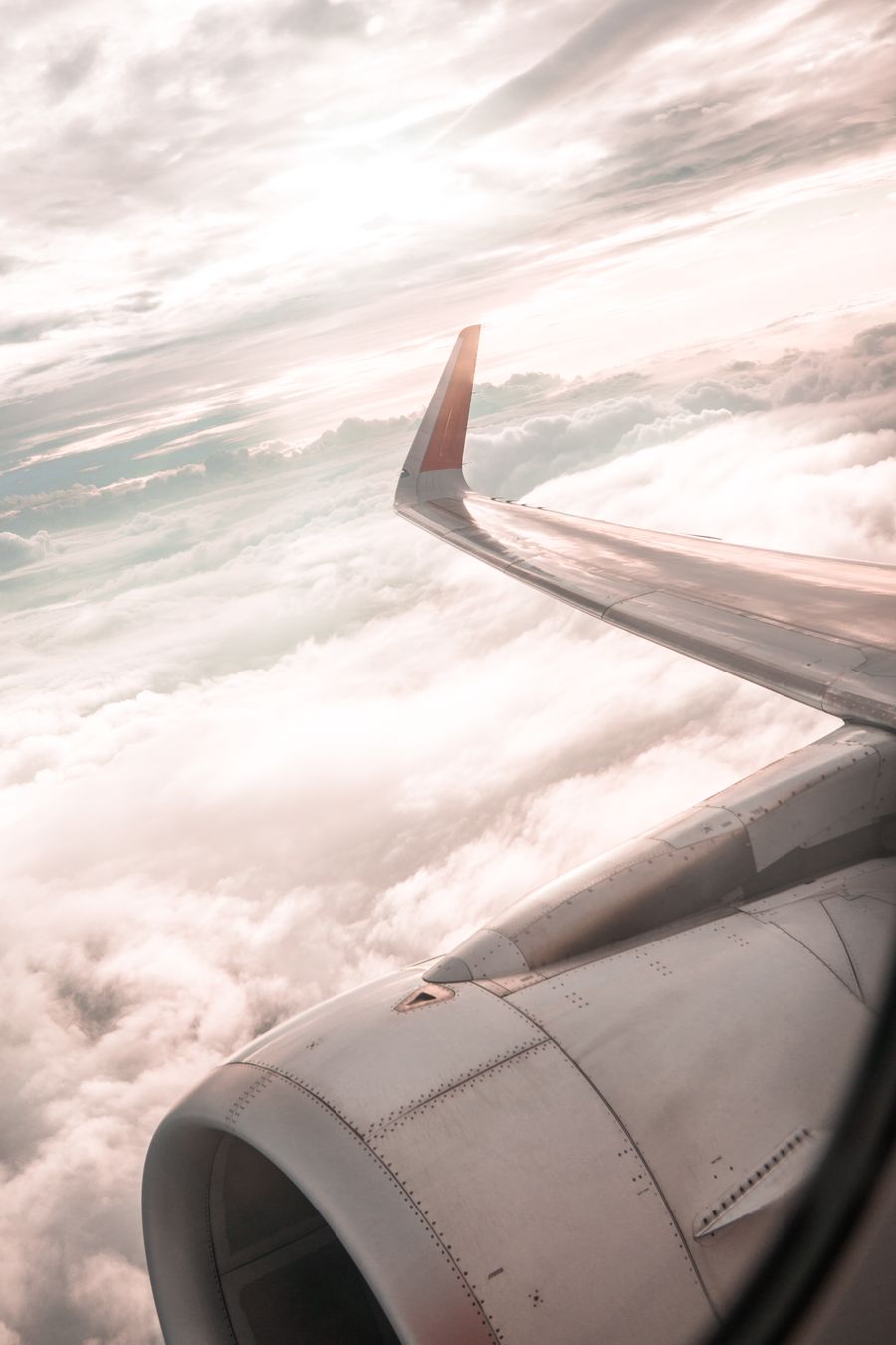 airplane over white clouds — El pase de tren de Dominican Republic: horarios en vivo, reservas de asiento en la app.